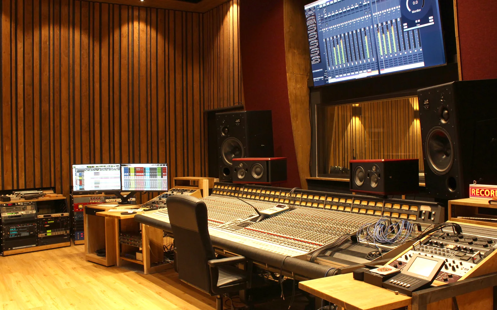 Console professionnelle dans un studio d'enregistrement BeRecorded
